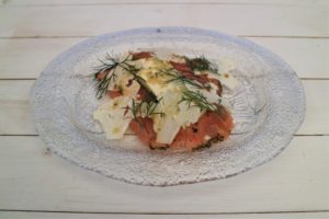 Gravad lax med blomkälsterrin & hovmästarsås Gravad lax med blomkälsterrin & hovmästarsås
