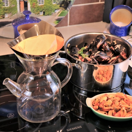 Second straining of mussels. Second straining of mussels.