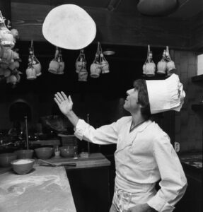 STOCKHOLM 19750916. Pizzabagare Mario Cuccarano på Amarantens pizzeria kastar pizzadegen i luften. Foto: Kent Östlund / SvD / SCANPIX / kod 71522 STOCKHOLM 19750916. Pizzabagare Mario Cuccarano på Amarantens pizzeria kastar pizzadegen i luften. Foto: Kent Östlund / SvD / SCANPIX / kod 71522